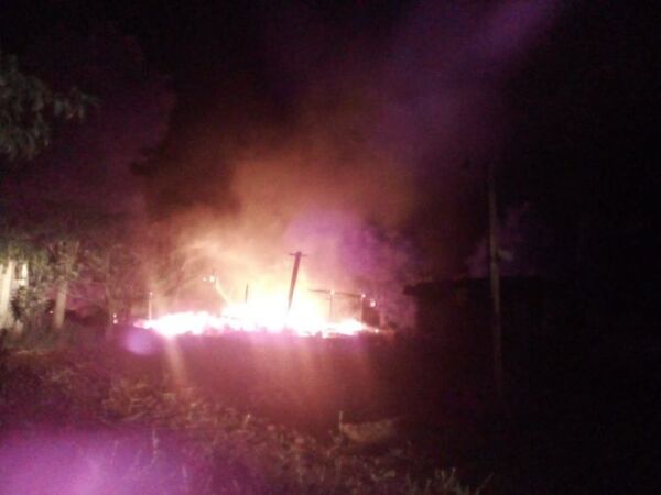 Depósito de un aserradero arde en llamas en Yguazú