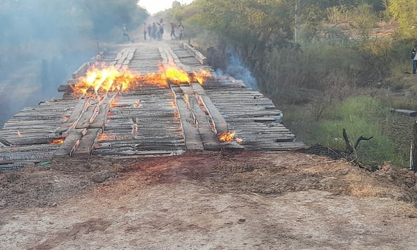 Vándalos queman puente de madera en el Chaco - OviedoPress