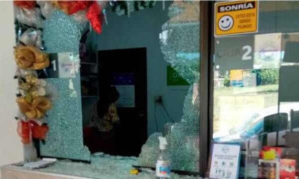 Crónica / [VIDEO] "Thor" y dos más, robaron 11 palos de local de cobranza