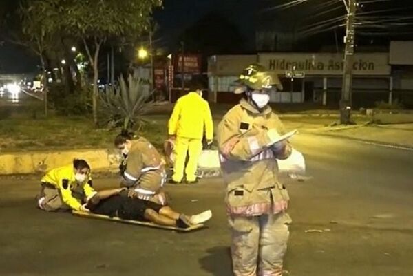 Vehículo choca a motociclistas y su conductor se da a la fuga en Asunción