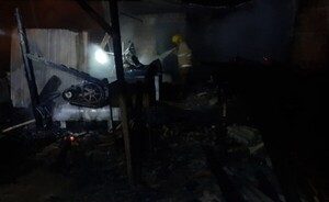 Incendios consumen depósitos de un lavadero y una maderera