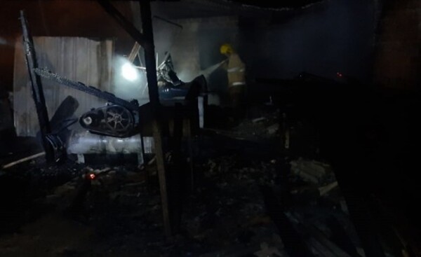 Incendios consumen depósitos de un lavadero y una maderera