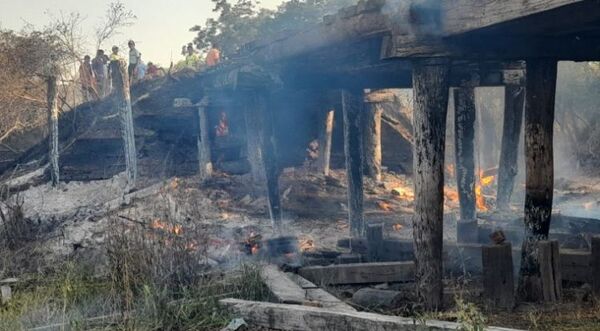 Lamentan quema de puente de madera en Puerto Pinasco