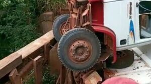 MOPC culpa a conductor por exceso de carga en caída de un camión de precario puente en Amambay