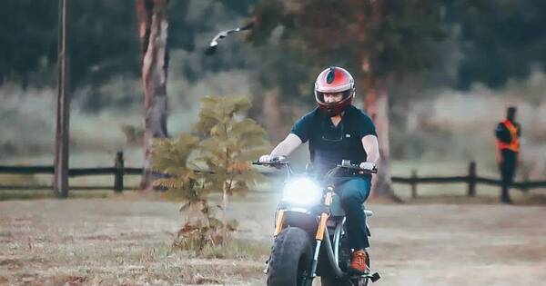 La Nación / Marito en moto eléctrica: “Salimos un poco de protocolo”