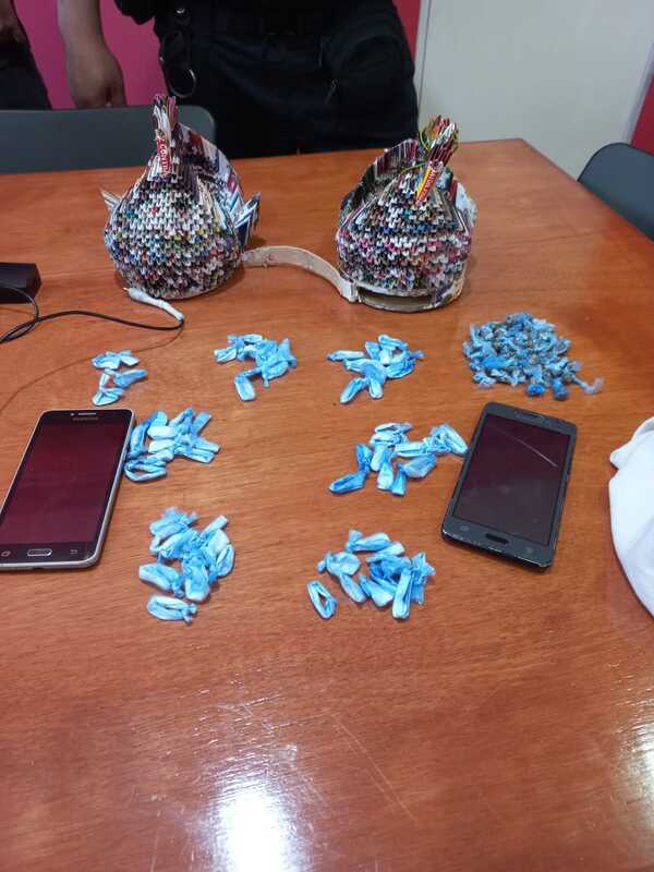 Incautan droga, celulares y otros objetos en pabellón de mujeres del penal de Itapúa