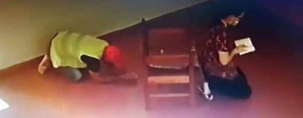 Crónica / ¡No hay perdón! Mientras rezaba en la iglesia, le robaron su celu