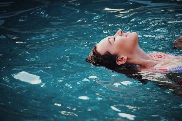 Recomendaciones para cuidar la piel y el cabello en época de piscinas
