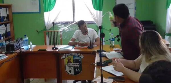 Crónica / [VIDEO] Onda "Payo", le trató de tavyron al intendente, le derramó agua y ¡casi hay moquete!
