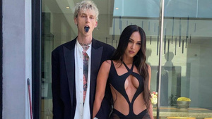 Crónica / [VIDEO] Megan Fox selló su compromiso de boda ¡con un ritual que da miedo!