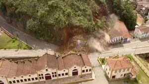 Deslizamiento de tierra destruye una casa del siglo 19 en Ouro Preto, Brasil