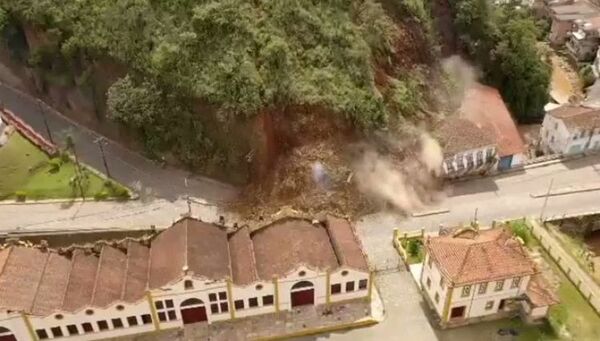 Deslizamiento de tierra destruye una casa del siglo 19 en Ouro Preto, Brasil