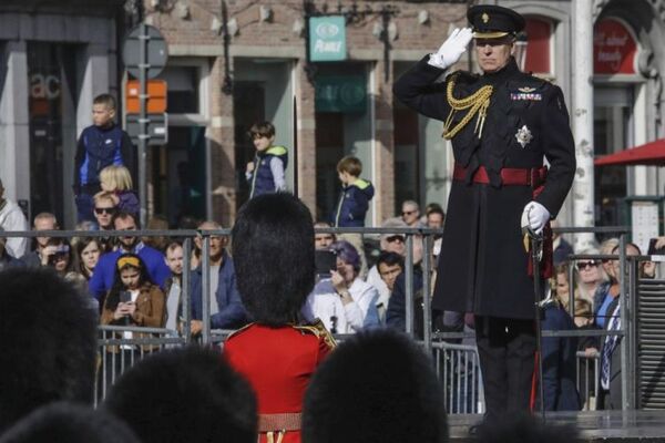 Regresan a reina títulos militares de príncipe Andrés