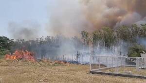 Crónica / ¡Piden socorro! Incendio de pastizal está por arrasar con el aeropuerto de Pilar