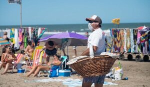 Mendoza: Policías quisieron decomisar sus  elementos a un vendedor de churros pero las personas que estaban en la playa se opusieron