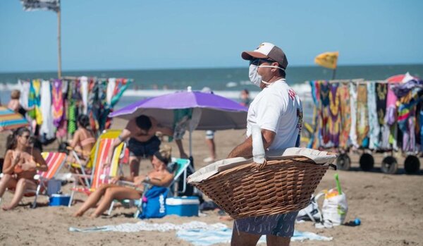 Mendoza: Policías quisieron decomisar sus elementos a un vendedor de churros pero las personas que estaban en la playa se opusieron