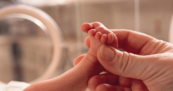Llamado a la solidaridad para cubrir gastos de bebé prematuro en terapia