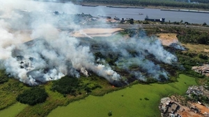 Diario HOY | Bomberos siguen trabajando en incendio en la Costanera de Asunción