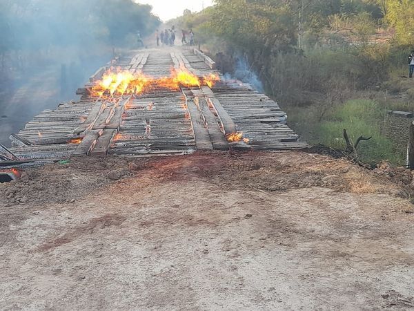 Lamentan quema de puente de madera en Puerto Pinasco - ADN Digital