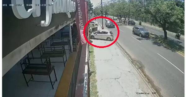 La Nación / No tener el celular en la mano evitó que fuera arrollado