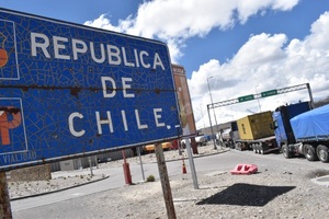 El Gobierno boliviano lleva ayuda a chóferes parados en la frontera con Chile - MarketData
