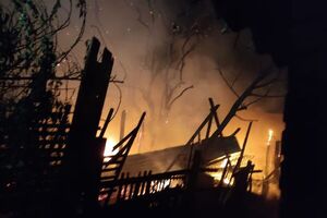 Fuego arrasa con tres precarias viviendas en la zona de Viñas Cue - Nacionales - ABC Color