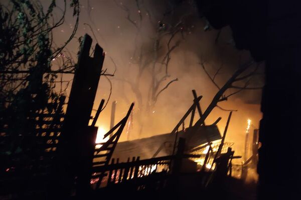 Fuego arrasa con tres precarias viviendas en la zona de Viñas Cue - Nacionales - ABC Color