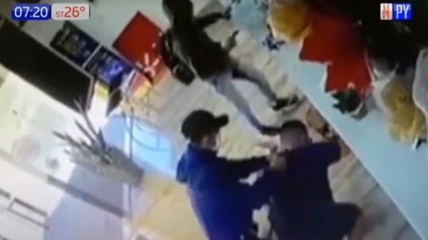 Extrema inseguridad: Delincuentes asaltan comercio con mazo y revólver | Noticias Paraguay