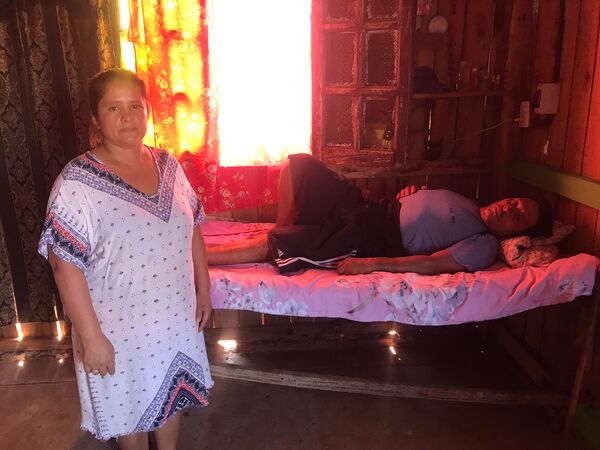 Hombre con enfermedad lumbar utiliza una cama improvisada de madera y apela a la solidaridad de la ciudadanía