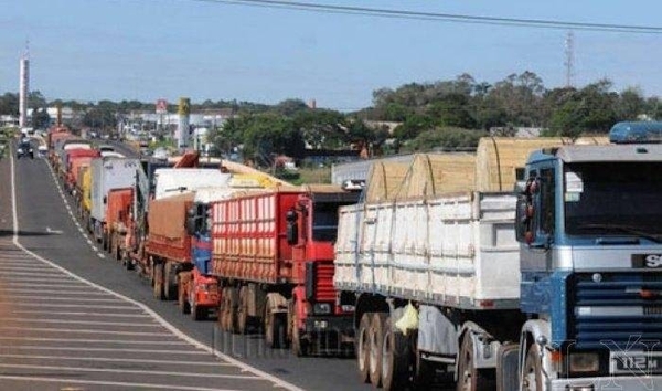 Diario HOY | A paso de tortuga en CDE por protesta de funcionarios brasileños