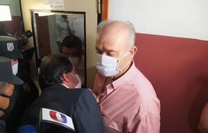 Tras haberse presentado ante el Ministerio Público, detienen y esposan a RGD