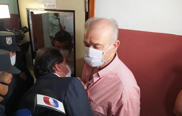Tras haberse presentado ante el Ministerio Público, detienen y esposan a RGD