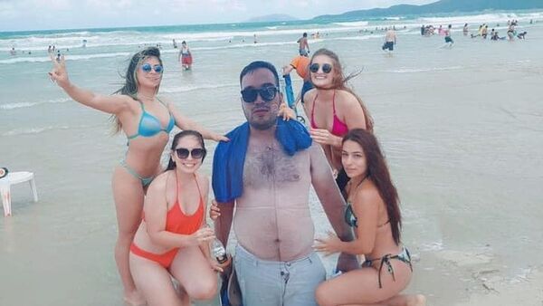 No tuvo permiso para ir a la playa y sus amigos le "llevaron" en foto
