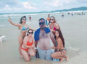 No tuvo “permiso” para ir de vacaciones y sus amigos llevaron su foto en cartón