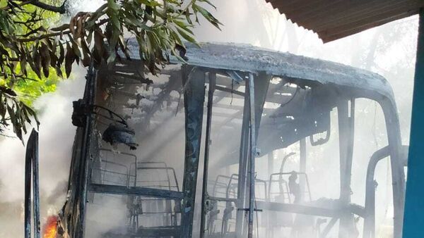 Micro de larga distancia ardió en llamas y el fuego casi alcanzó una casa