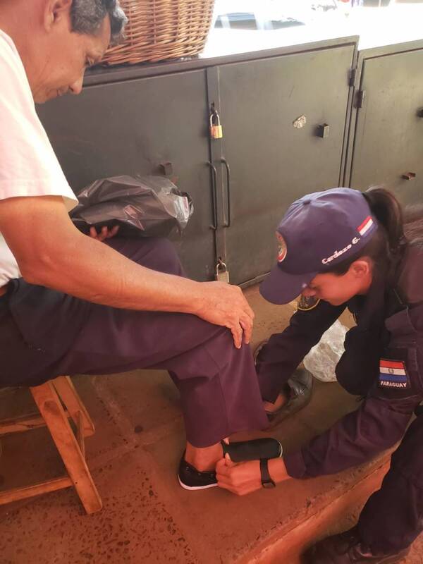Crónica / ¡Ma'enaaa! PMT de CDE regaló zapato nuevo a humilde vendedoí
