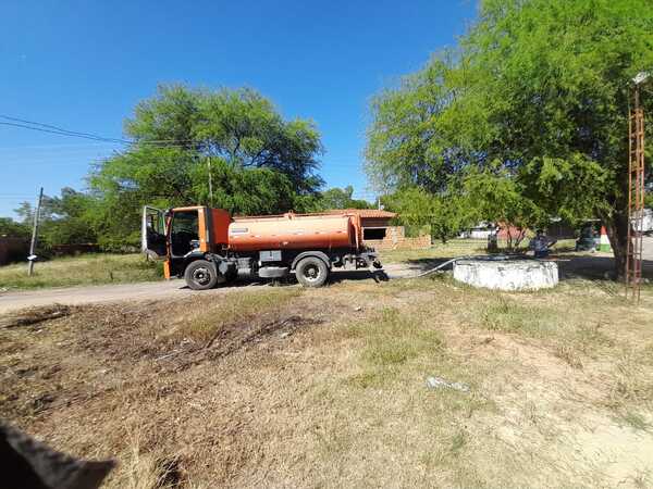 Equipo de Cerro Verde distribuye agua potable en Presidente Hayes