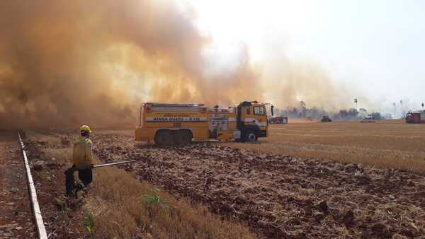 Acuartelamiento de bomberos para combatir los incendios forestales - ADN Digital