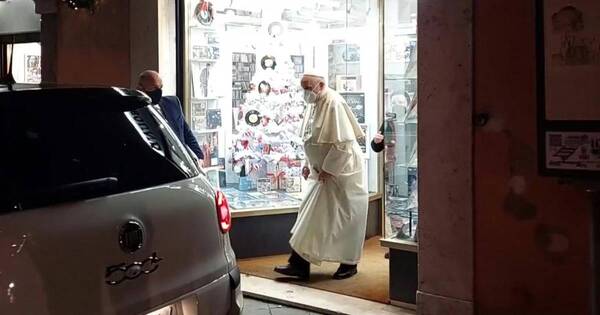 La Nación / El papa Francisco se dio una escapada para visitar una tienda de discos