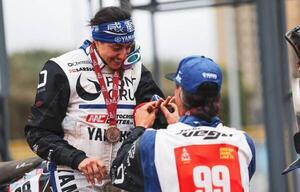 Corredor de Rally Dakar le pidió matrimonio a su novia en el podio