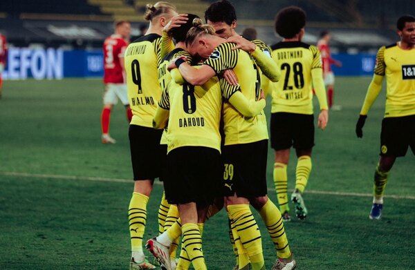 Dortmund golea al Friburgo y se acerca al Bayern Múnich