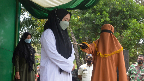 ¡Insólito! Mujer en indonesia recibe 100 latigazos por cometer adulterio y su amante solo 15