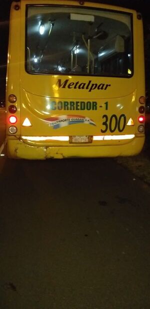 Motociclista ebrio impactó contra un ómnibus y terminó herido