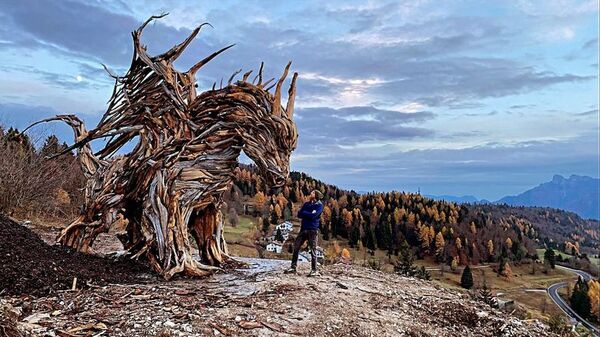 Un dragón alado de leña custodia los bosques destruidos del norte de Italia - Viajes - ABC Color