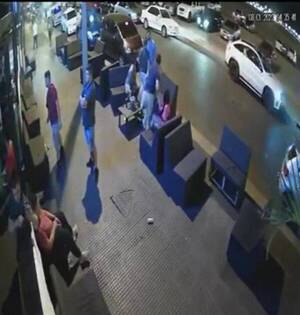 Crónica / [VIDEO] Unos "bro" se moquetearon en plena calle de Encar