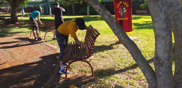 Jóvenes hermosean el Parque de la Ciudad en Encarnación