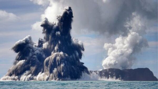 Erupción de volcán submarino provoca un tsunami en isla de Tonga
