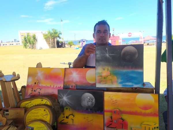 Artesanos ofertan sus productos en la Playa San José