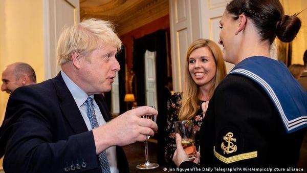 Diario HOY | "Los vinos del viernes" en Downing Street hunden aún más a Boris Johnson