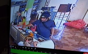 Propietaria de bodega es asaltada y despojada de dinero y un celular